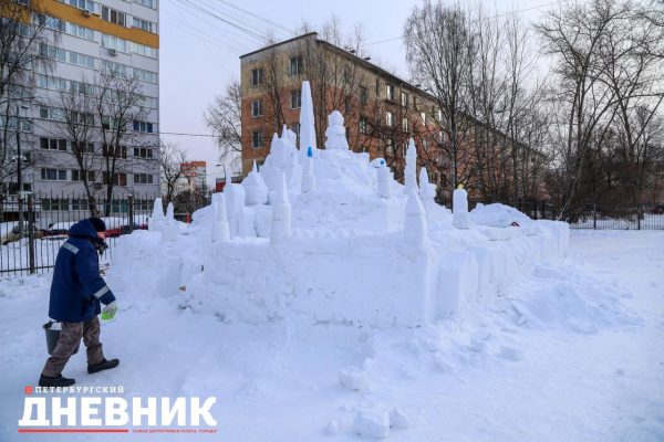 В Петербурге дворник возводит «замок Снежной королевы» из&nbsp;снега